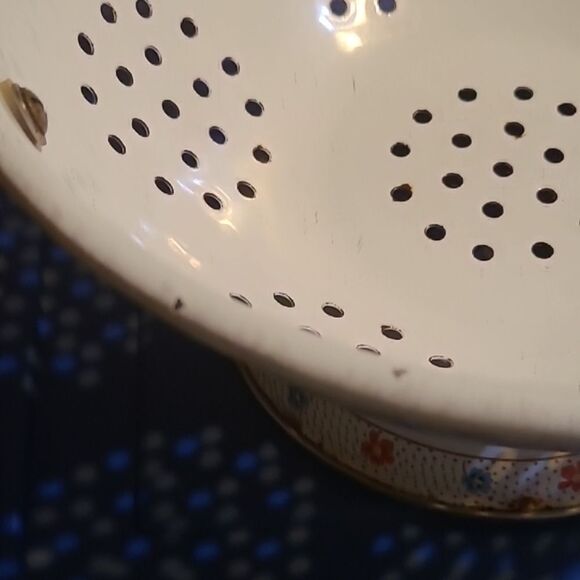 Kamenstein Floral Enanamel Colander with Gold Handles - Picture 11 of 16